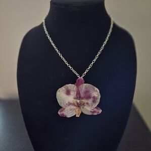 Elegant Floral Pendant Necklace